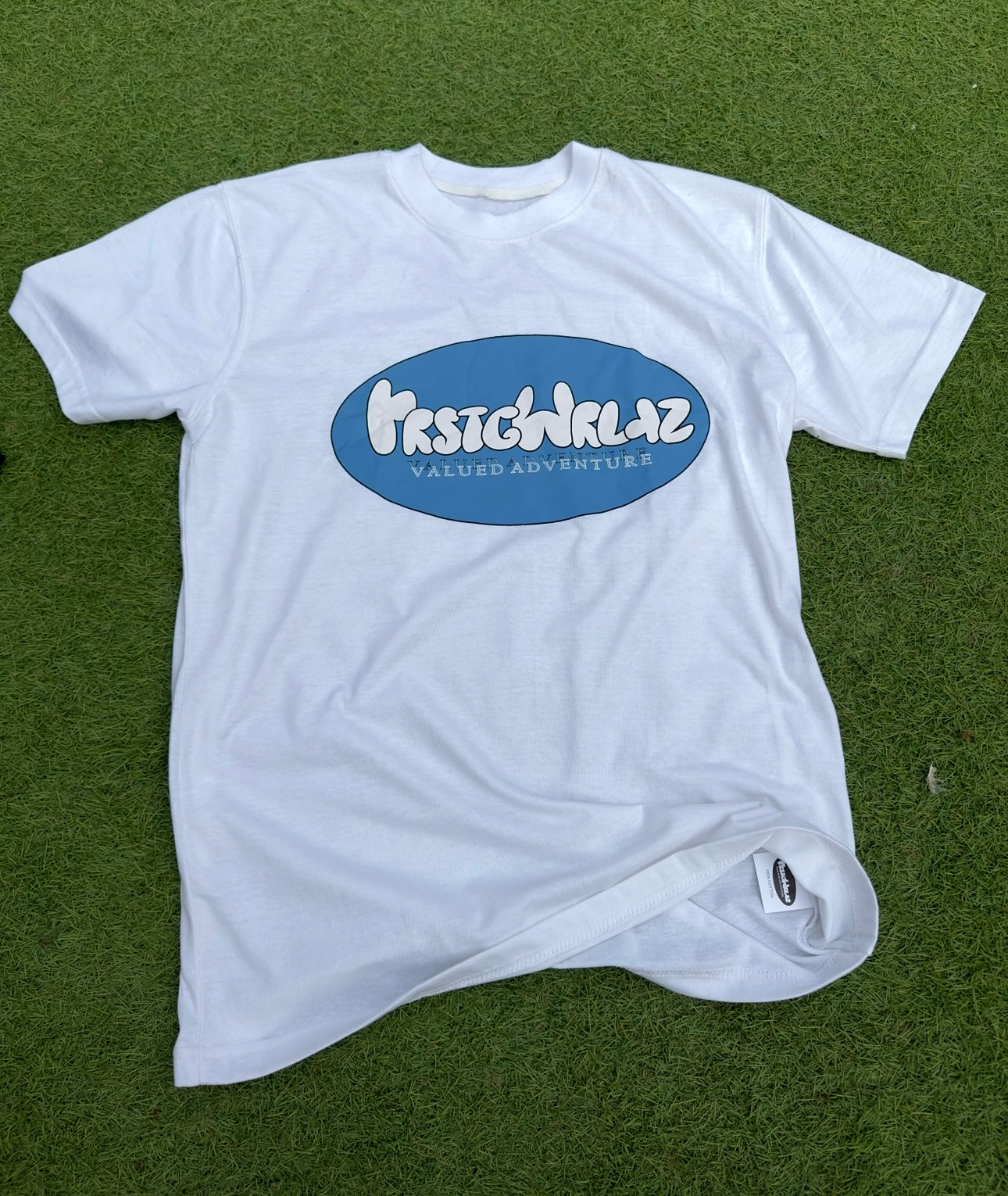 WHITE/BLUE TEE